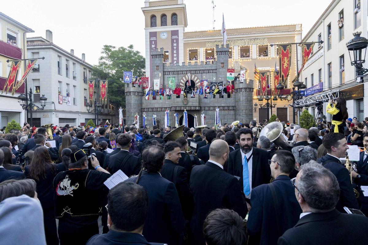 La fiesta estalla en Elda con el pasodoble "Idella"