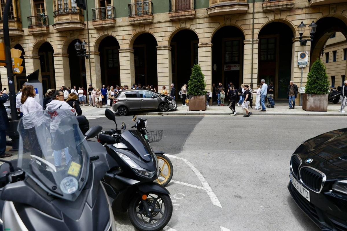 EN IMÁGENES: Dos heridos y tres coches implicados en un fuerte accidente múltiple en el centro de Gijón