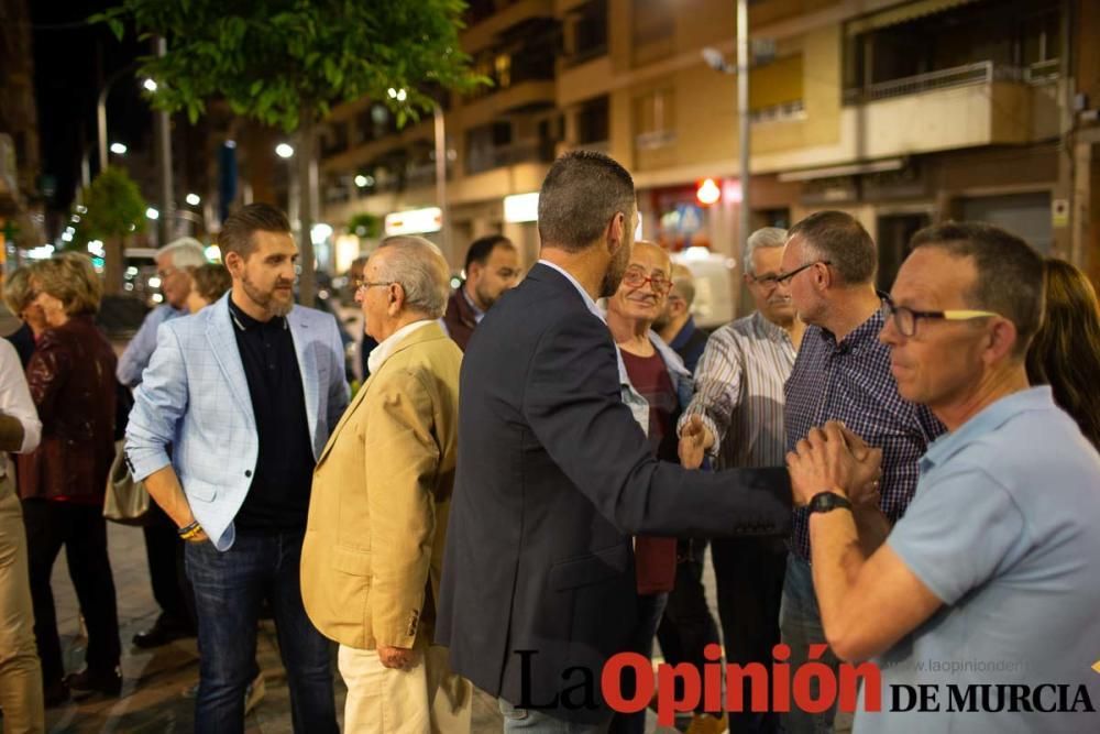 Pegada de carteles en Caravaca