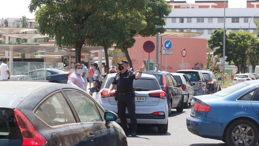 Largas colas de asistentes a la discoteca para hacerse la prueba del coronavirus en el Castilla del Pino