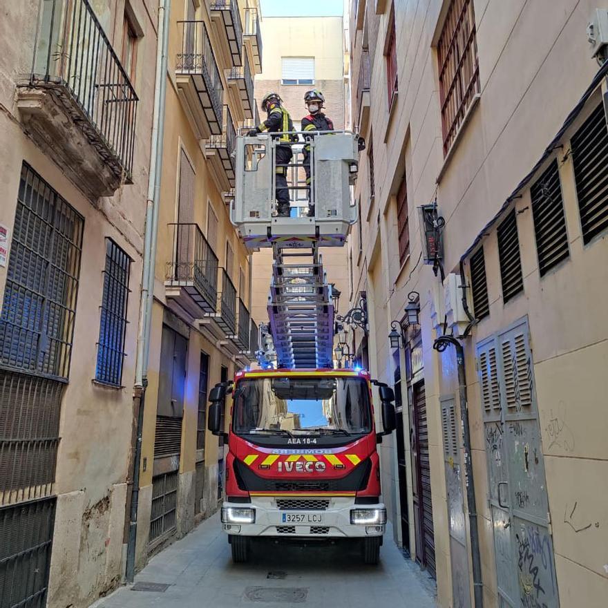 Trabajo de los bomberos ya en la calle, superado el obstáculo. 