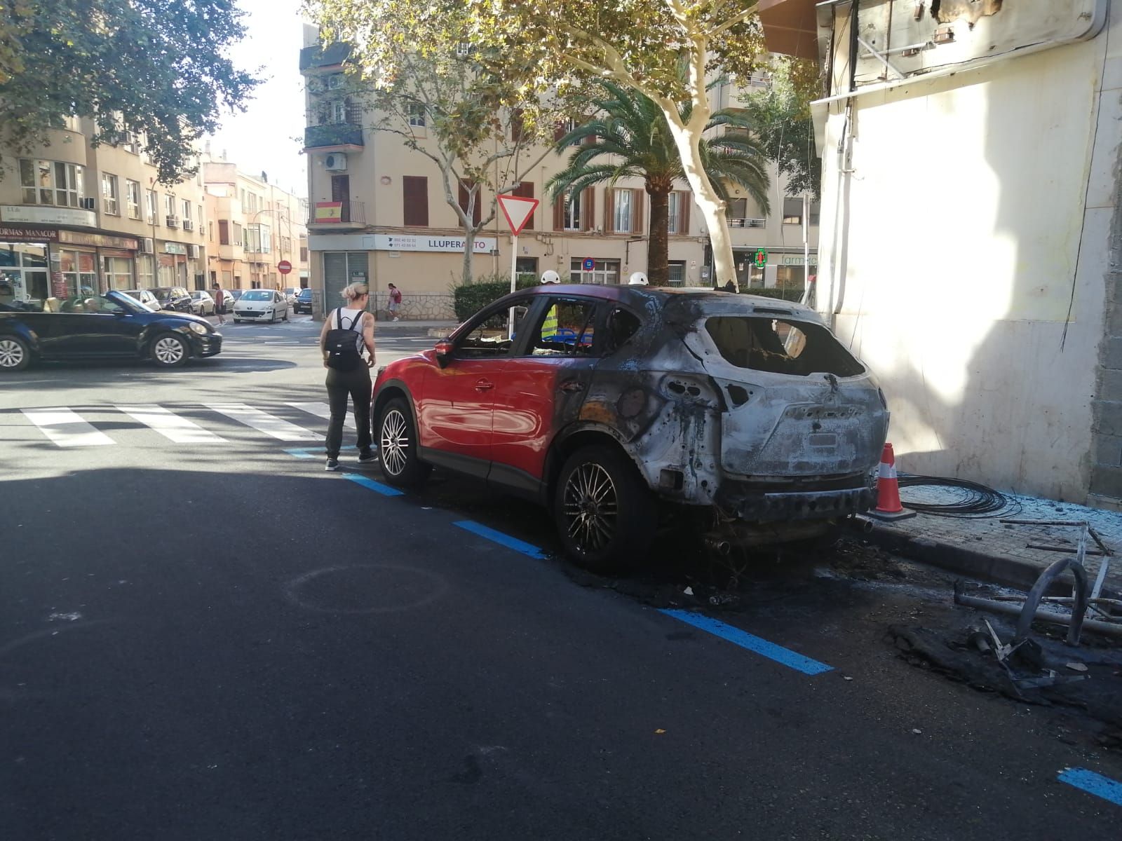 Un incendio de contenedores destruye tres coches y una moto junto a la calle Manacor de Palma