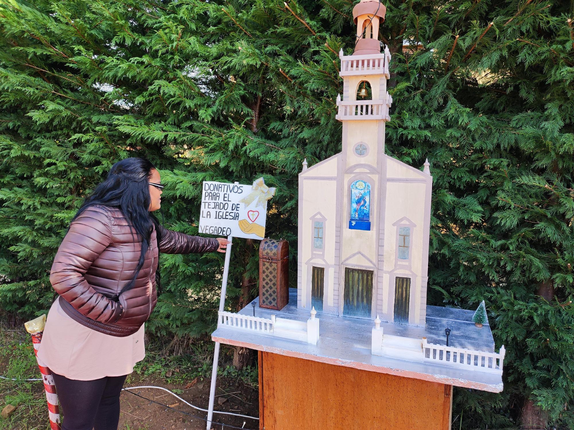 Sabina muestra una maqueta de la iglesia de Vegadeo.