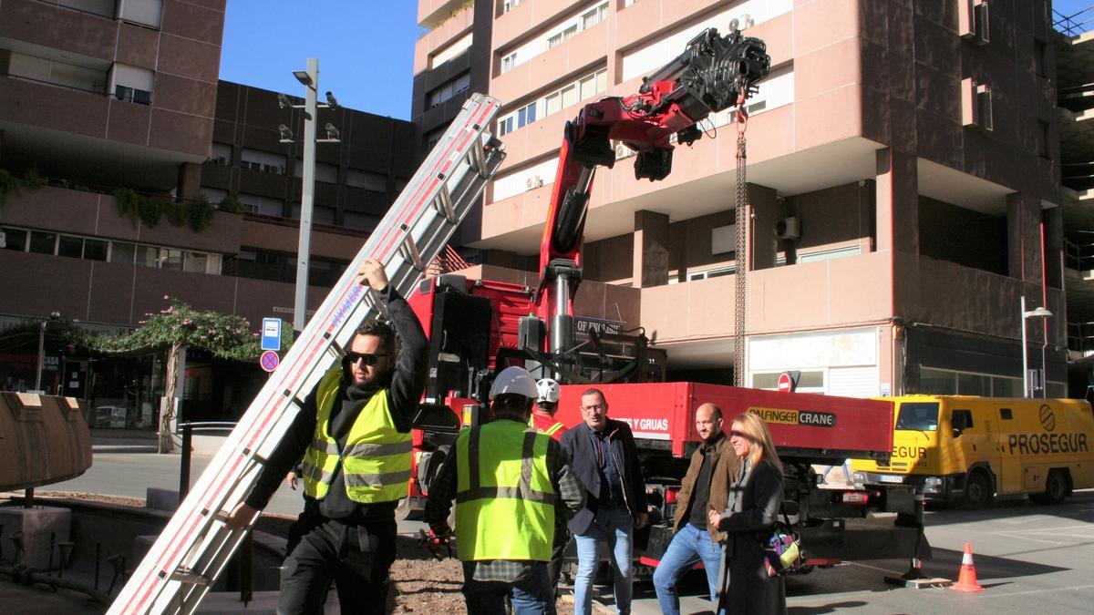 Los ediles José Luis Ruiz, José Ángel Ponce y María Ángeles Mazuecos, supervisando el montaje del árbol del Óvalo, este lunes.