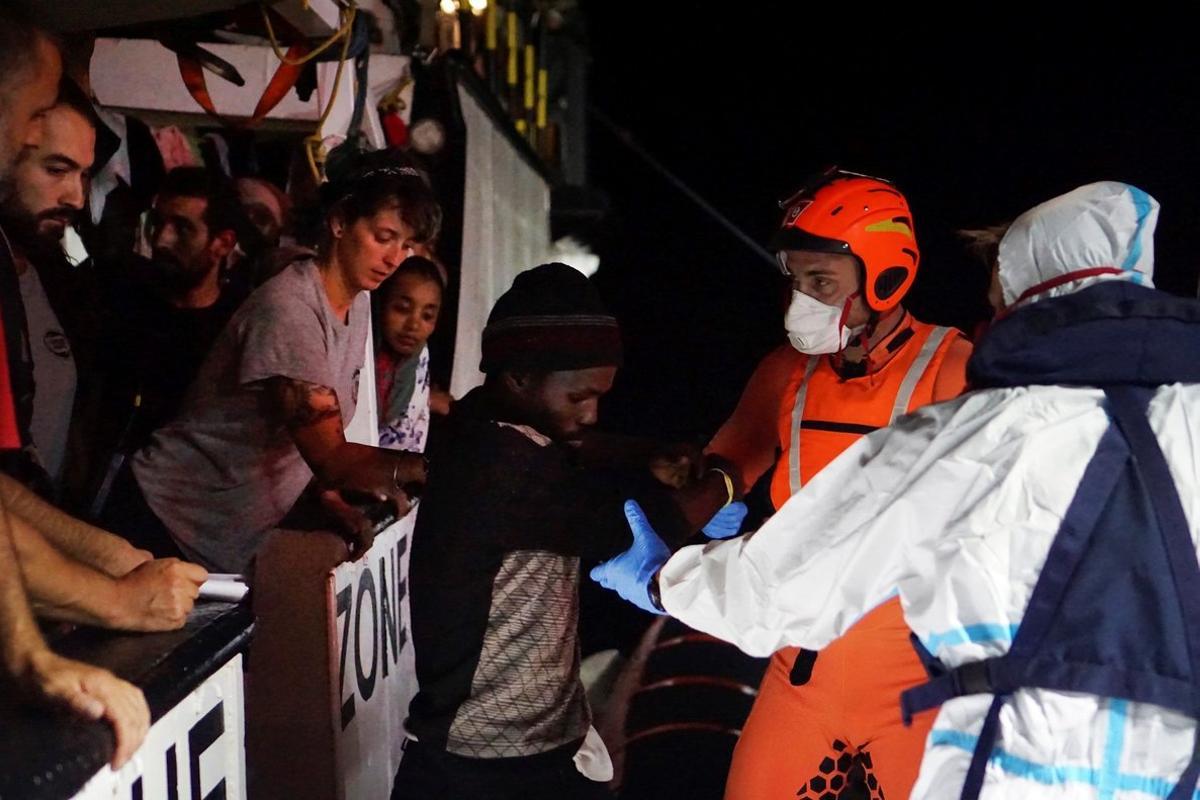 Efectivos de la Guardia Costera proceden a la evacuación de 8 personas necesitadas de asistencia urgente que permanecían en el barco de la ONG española Open Arms, que sigue bloqueado desde hace 18 días frente a la isla italiana de Lampedusa.