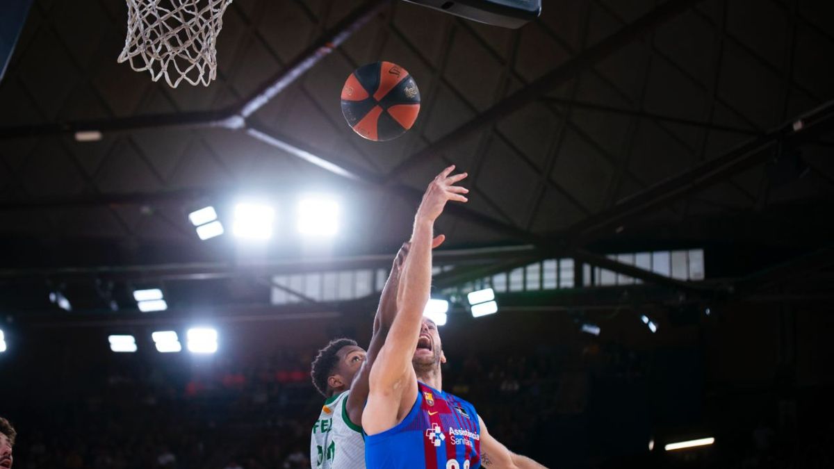 Calathes pugna por un balón