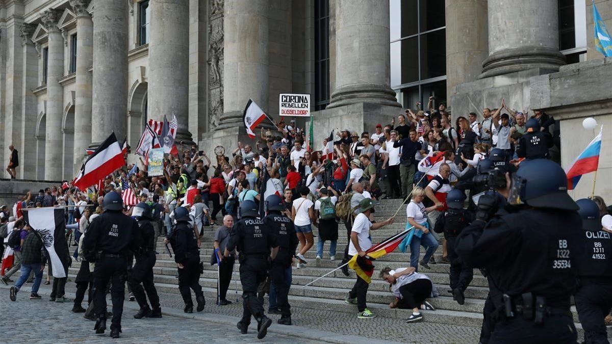 La policía interviene para desalojar a los manifestantes que intentaron asaltar el edificio del Reichstag, el sábado en Berlín.