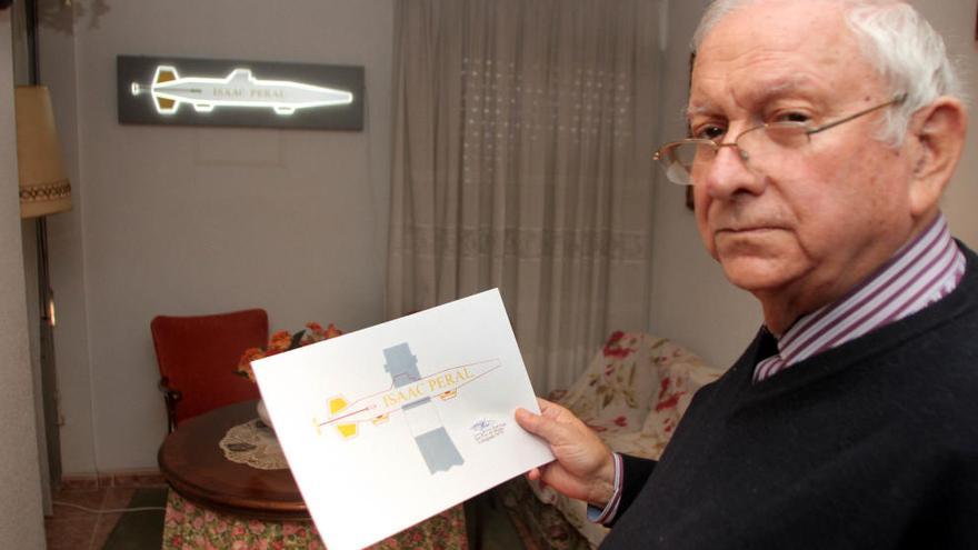 Juan Aroca en su casa con el diseño del luminoso del submarino Peral.