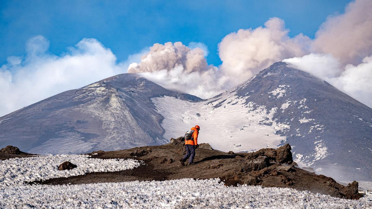 La lava fluye sobre la nieve en el volcán Etna