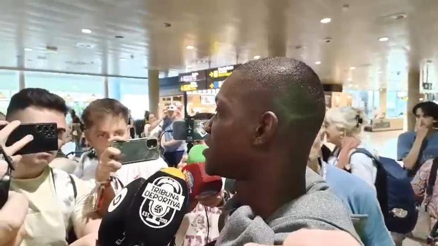 Aliou Dieng aterriza en Manises para cerrar su fichaje por el Valencia CF