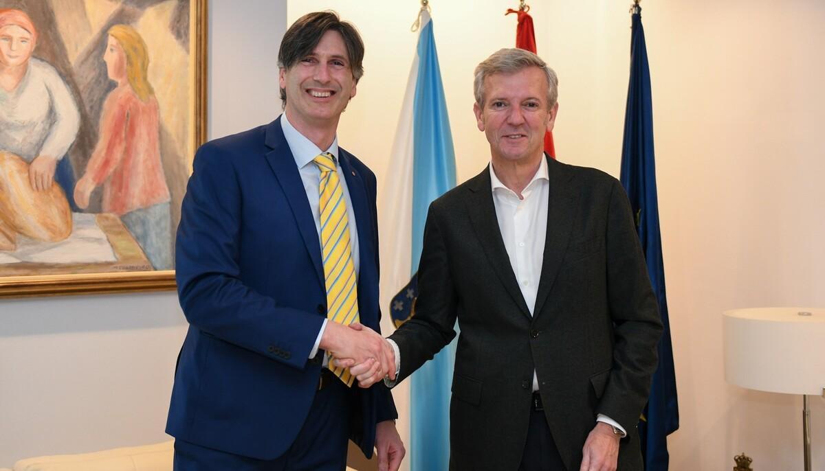El alcalde de Vedra, izquierda, Carlos Martínez Estrecha la mano del presidente de la Xunta, Alfonso Rueda, durante la reunión