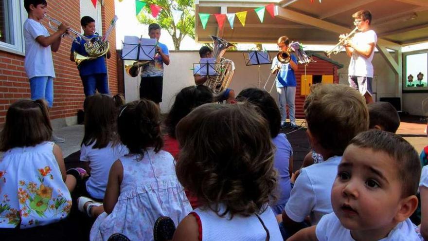 Alumnos de la Escuela de Música de Meaño durante una actuación. // Iñaki Abella