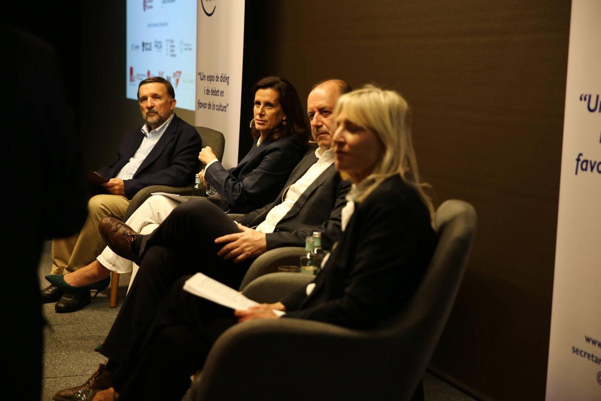 De izquierda a derecha Sergio Vila-Sanjuán; Ainhoa Grandes, presidenta de la Fundació MACBA; Jesús Badenes, director general de la División Editorial de Grupo Planeta, y Laura Cendrós, presidenta de la Fundació Amics del MNAC