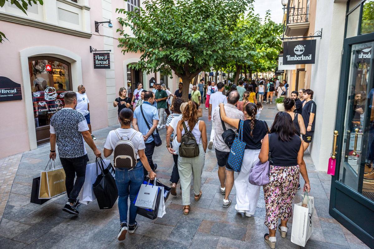 Clientes en el parque comercial La Roca Village, en el municipio de La Roca del Vallès (Barcelona).