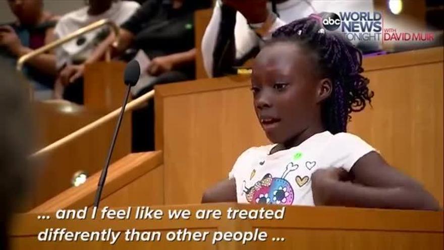Las lágrimas de una niña denuncian la brutalidad policial contra los negros en EEUU