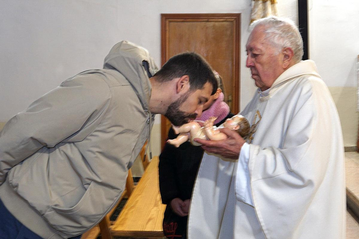 Mahíde celebra los Reyes cantándole a su párroco