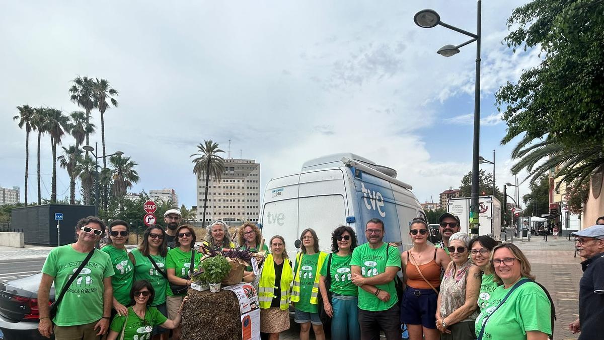 Profesores de FP en la Conselleria de Educación donde han entregado una planta para sustituir al director general de FP