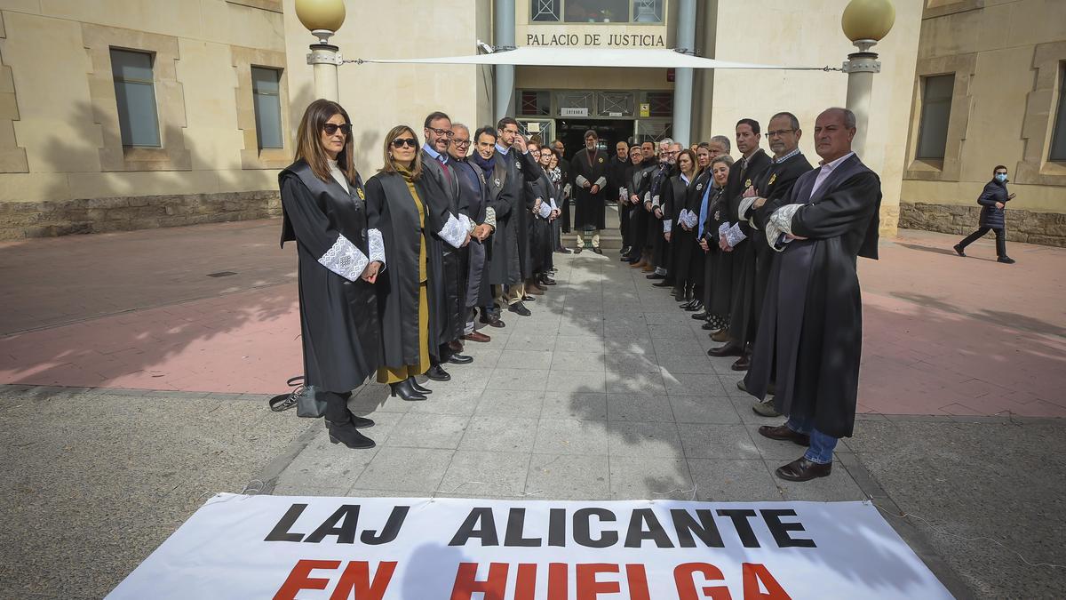 Concentración de letradas y letrados judiciales de Alicante tras la reunión fallida del comité de huelga y Justicia.