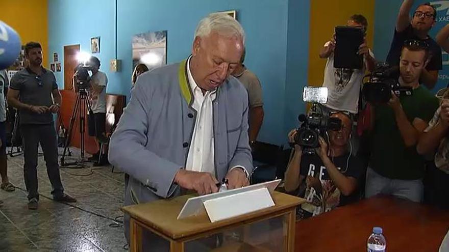 Margallo, candidato a la presidencia del PP, ha votado en Jávea