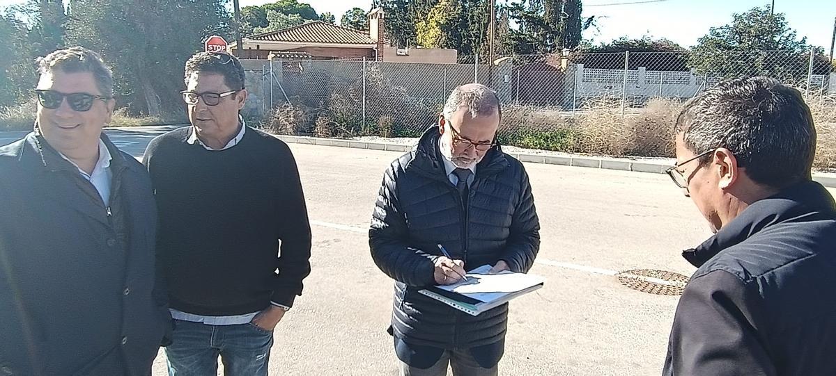 El alcalde, firmando en el acto de recepción de las obras