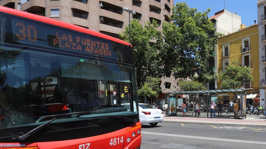 El frenazo de un bus en Zaragoza lleva a una mujer al hospital