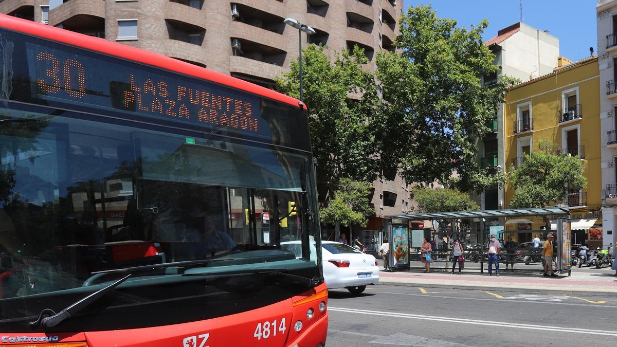 Un bus urbano de Zaragoza en la Plaza San Miguel