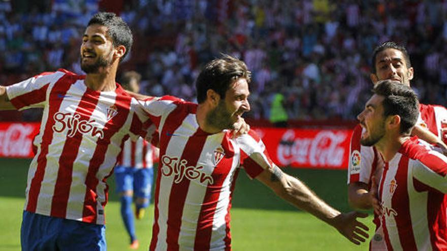 Jugadores del Sporting celebran uno de los tantos.