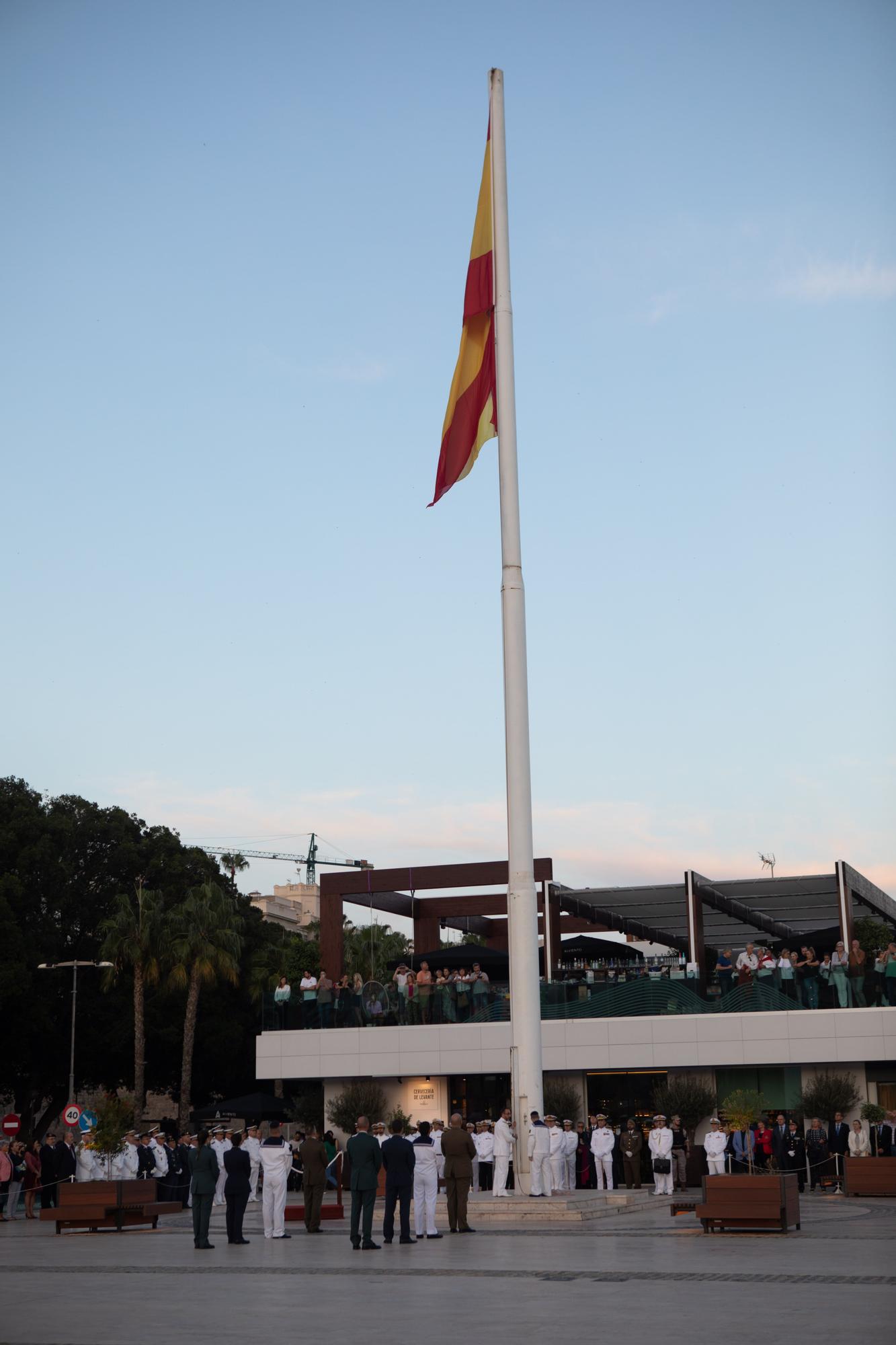 Arriado de la bandera de España en Cartagena