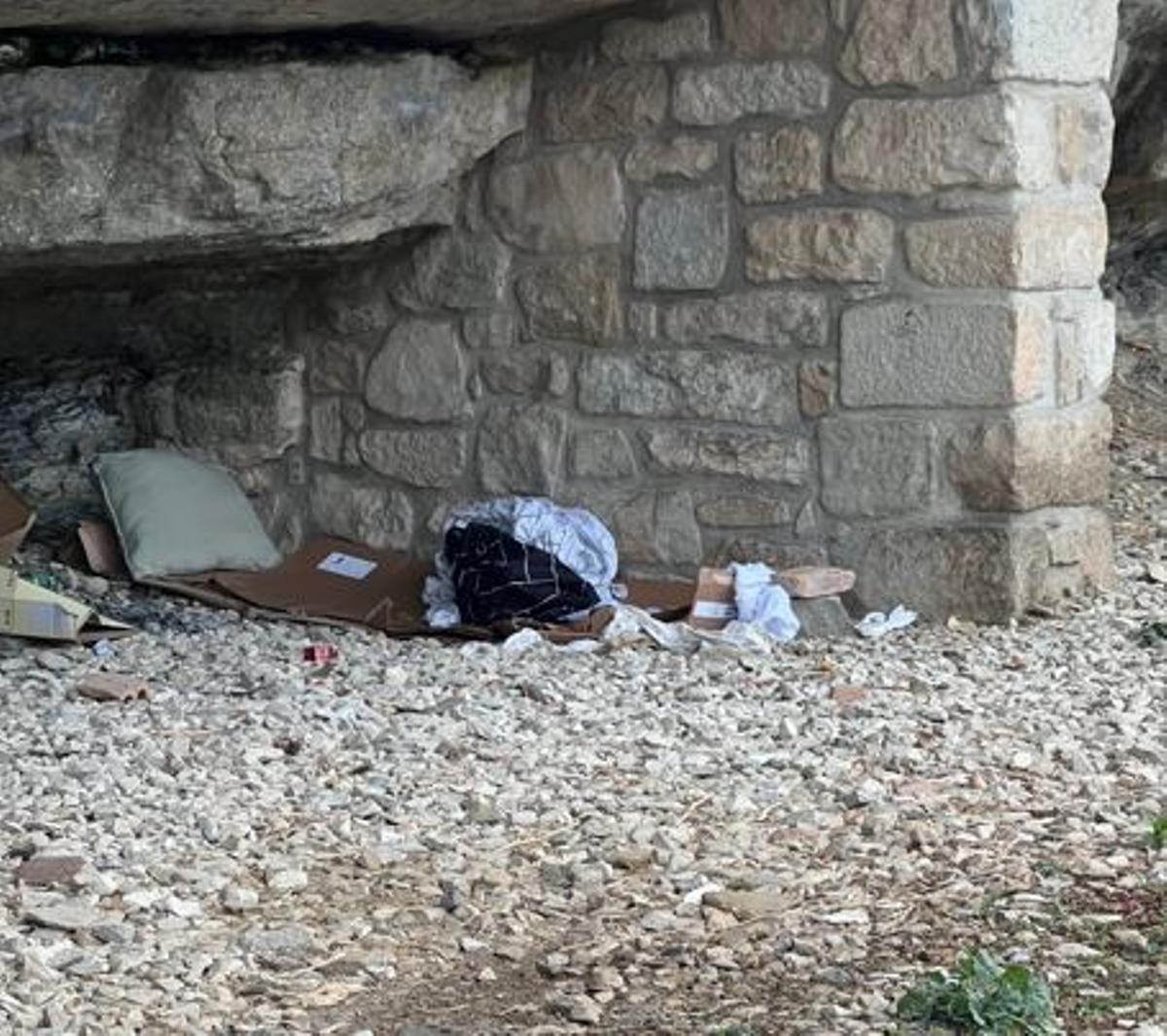 El jaç fet amb cartrons que hi ha a la part del camí sota la bauma