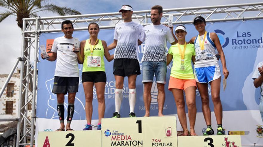 Componentes del podio masculino y femenino de la media maratón.