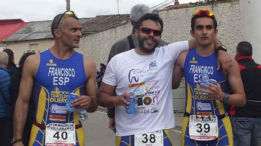 Los corredores del Triatlón Duero posan tras la carrera.