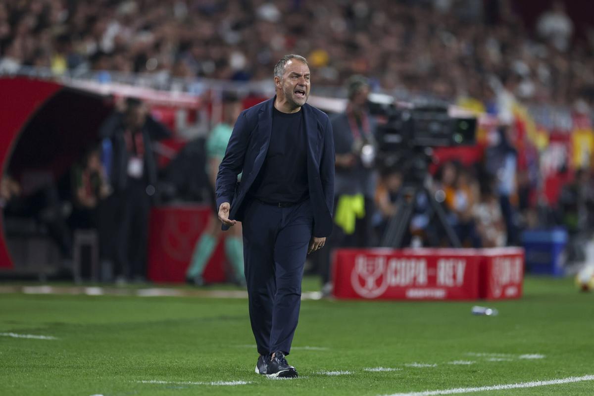 Hansi Flick da instrucciones durante el partido