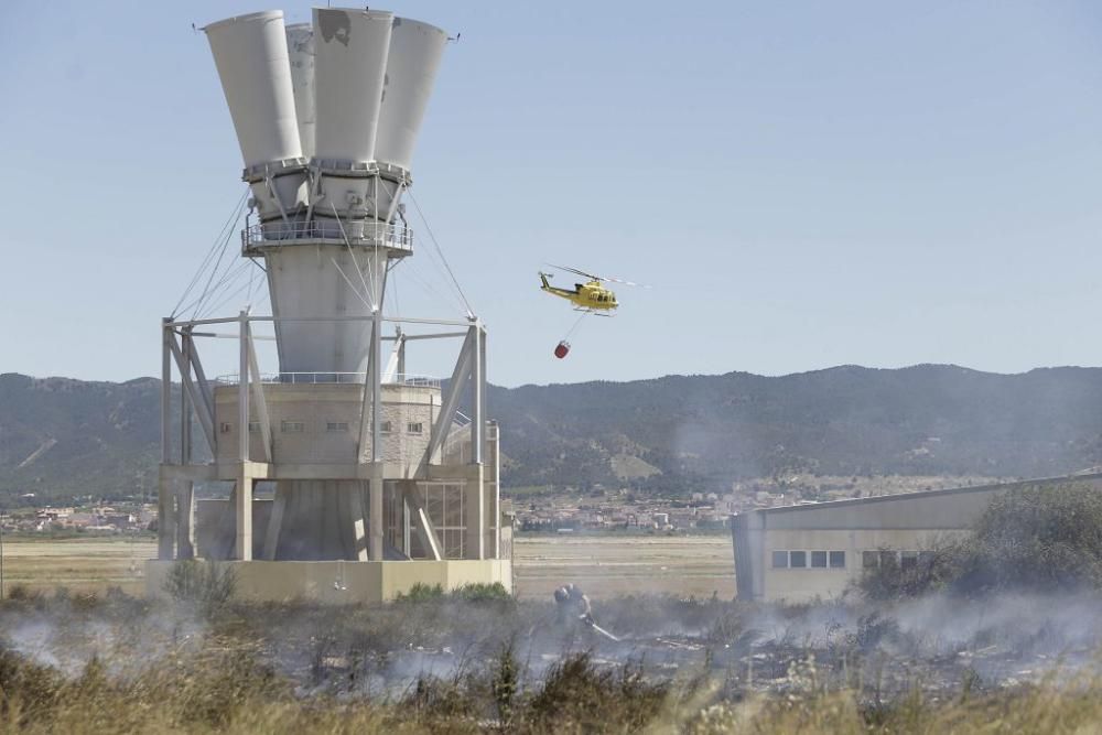 Se incendia un desguace junto a la Base Aérea de Alcantarilla