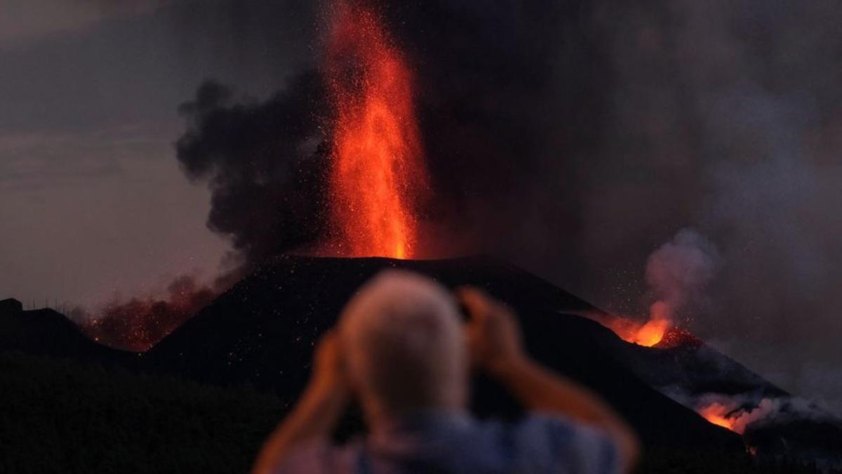 Las dos coladas del volcán de La Palma en La Laguna se unen y avanzan hacia el sureste por detrás de la montaña