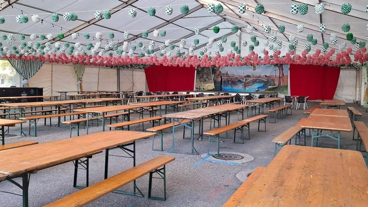 La carpa de la Feria de Abril de Redondela antes de la fiesta.