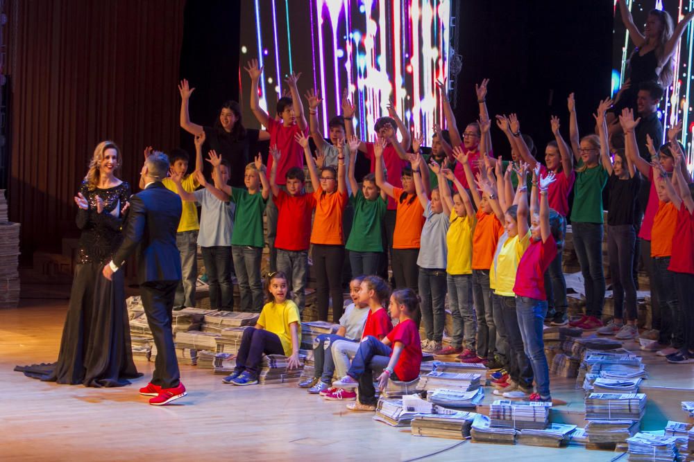 Los niños del coro UTEM interpretan sus canciones durante la gala