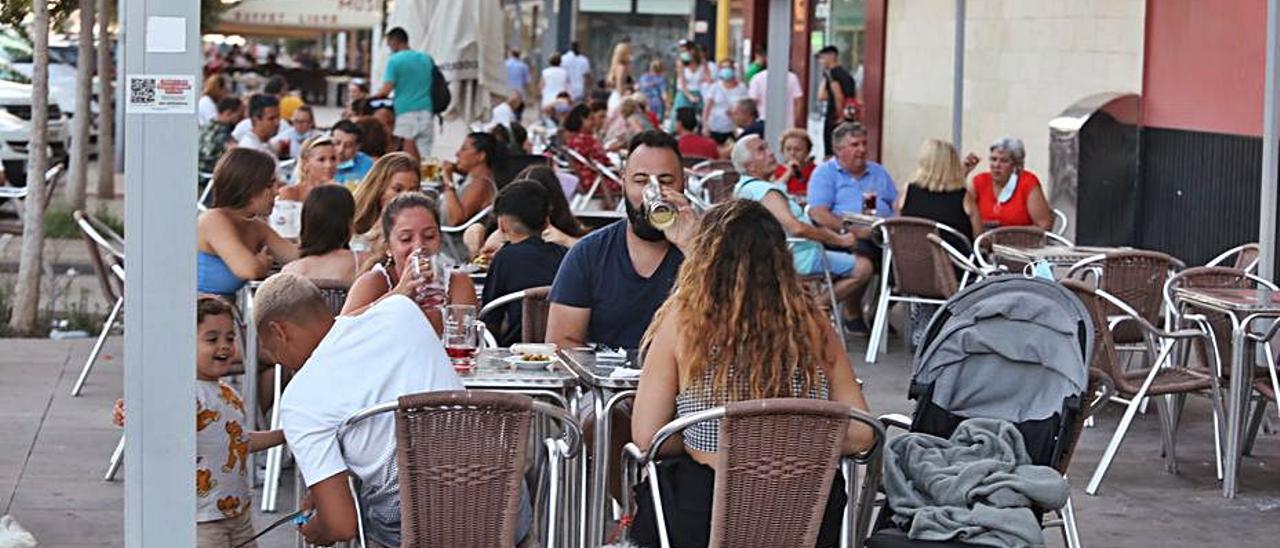 Una terraza llena de clientes en Santa Pola.