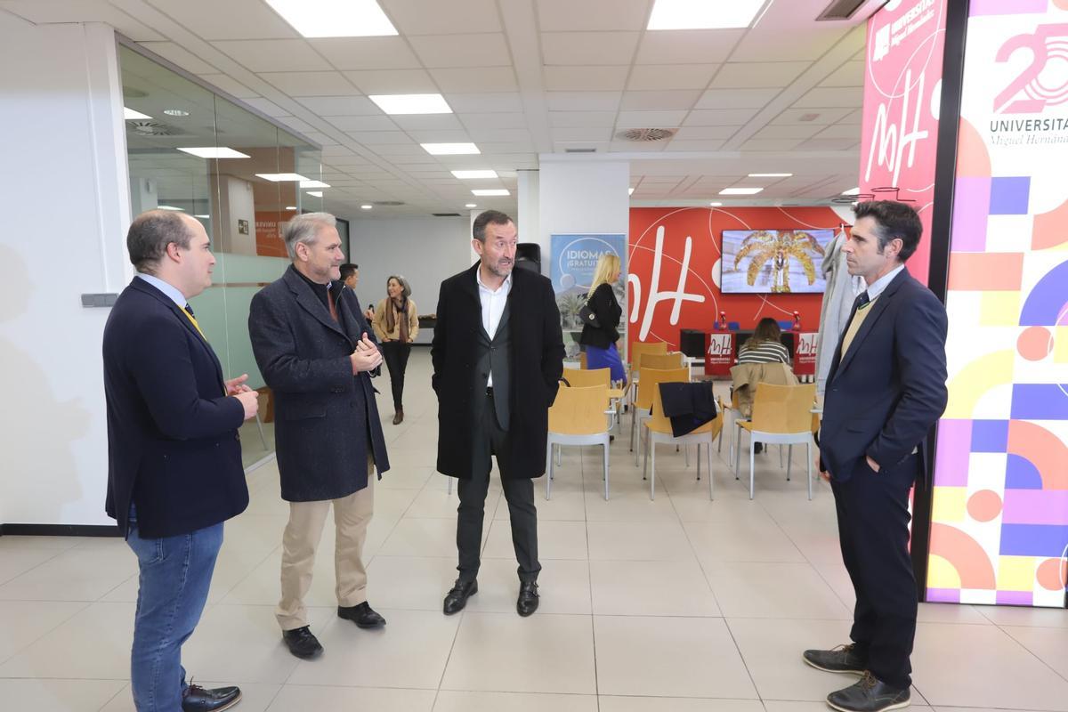 El alcalde de Elche, Carlos González, ha querido apoyar la iniciativa de la UMH.