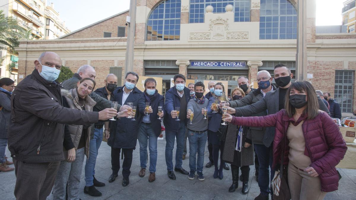 Brindis navideño del Ayuntamiento y los mercados ante el recinto