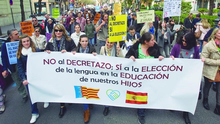 Protesta: Concentración en València contra la «dictadura» de Marzà