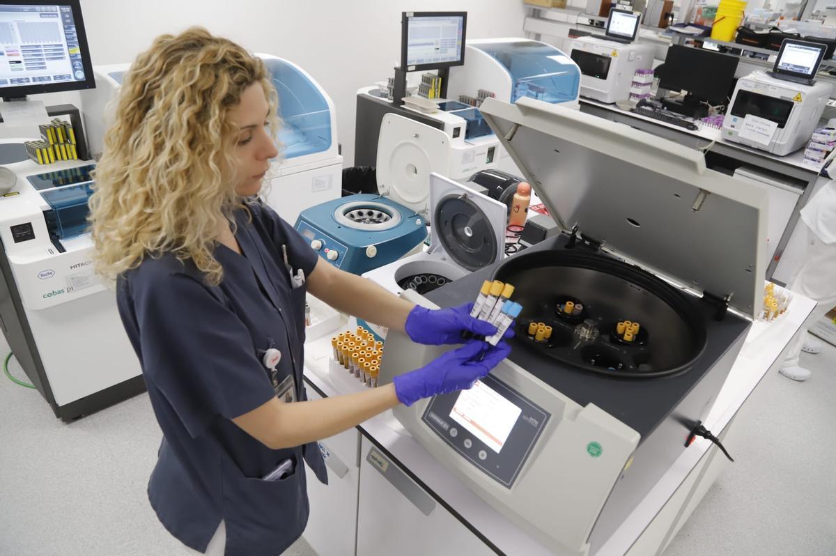 Recogida y análisis de muestras en el hospital QuirónSalud Córdoba.