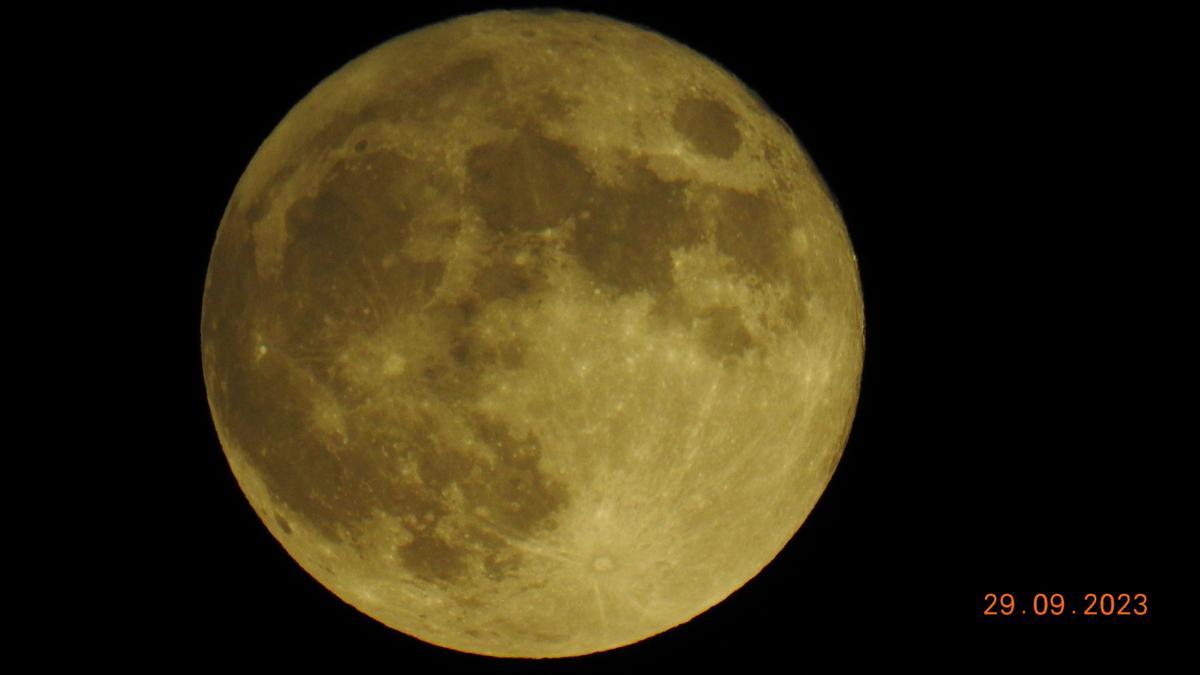 Imagen de la superluna de este viernes tomada desde Sant Rafel por un aficionado a la fotografía