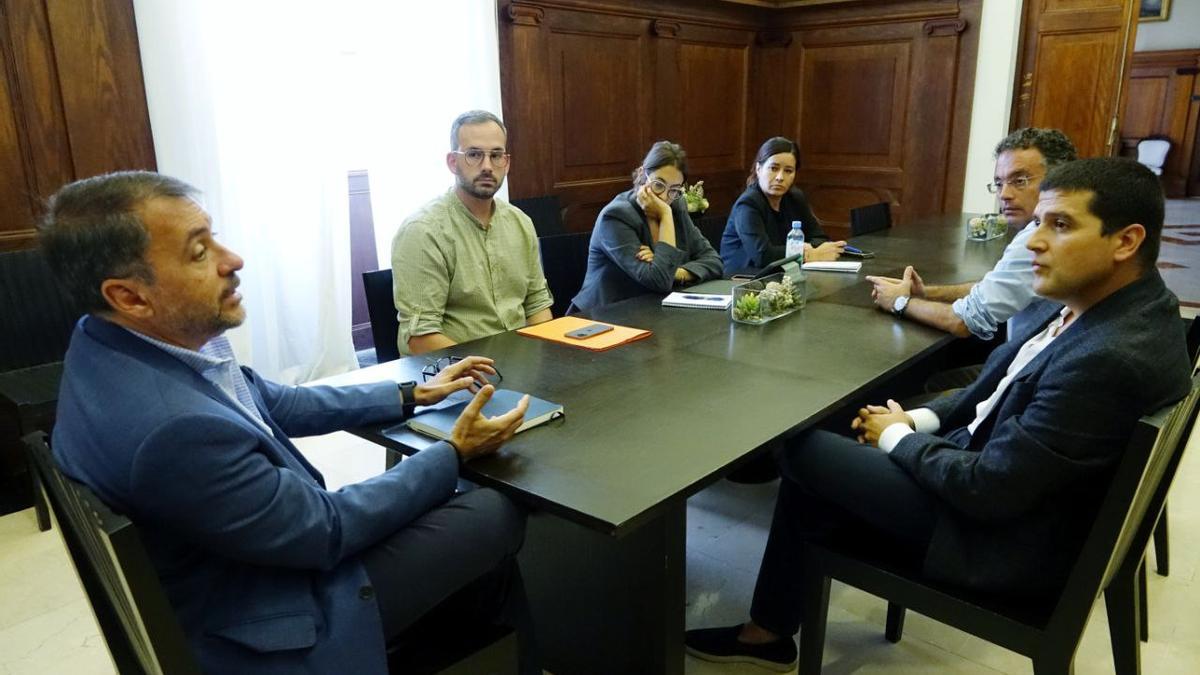 Reunión del alcalde y miembros de su equipo con Visocan.