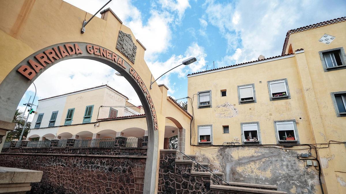 Junto al arco de la barriada García Escámez, a la derecha, la casa de los maestros, que linda detrás con el colegio.