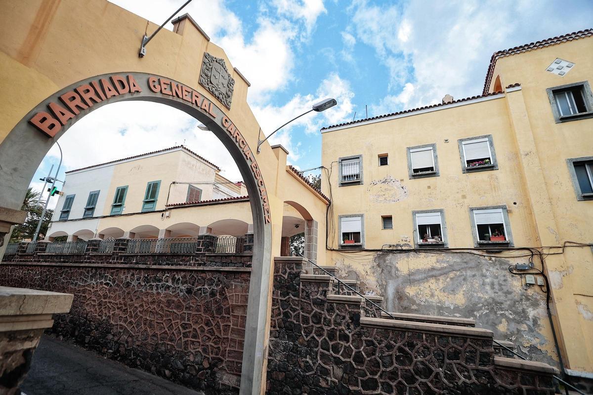 Junto al arco de la barriada García Escámez, a la derecha, la casa de los maestros, que linda detrás con el colegio.