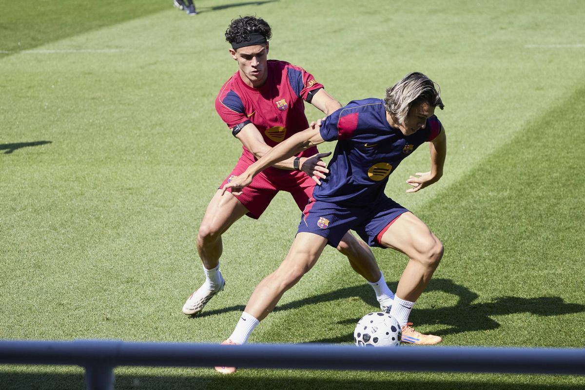 Héctor Fort presiona a Álex González en el último entrenamiento del FC Barcelona en St. George's Park, Birmingham.