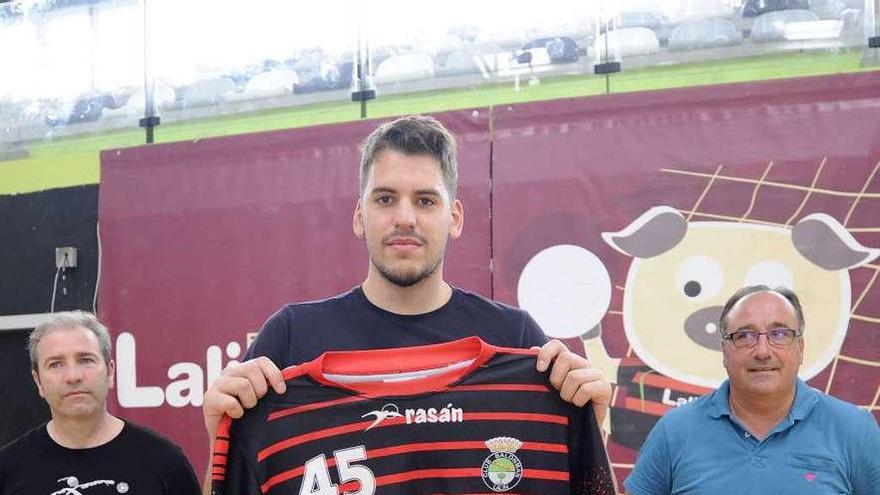 Víctor Blanco, Miguel Novo y Mario López, ayer, en la presentación del fichaje rojinegro. // Bernabé/Javier Lalín