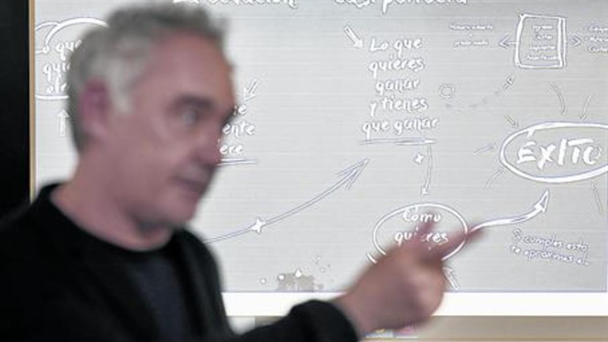 LECCIÓN. Ferran Adrià, en una de las sesiones divulgativas en el Bullilab de Barcelona.