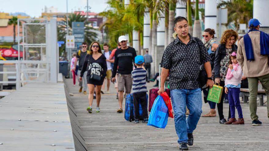 Los cruceristas aprovechan la parada en la capital para las rebajas