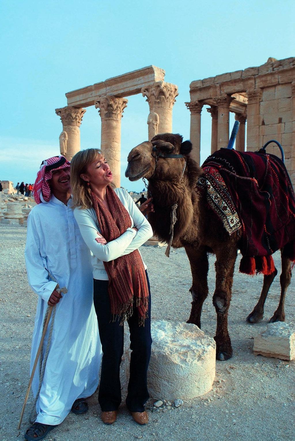 Siria. Con camello en las ruinas de Palmira, donde está ambientado su libro Cautiva en Arabia.